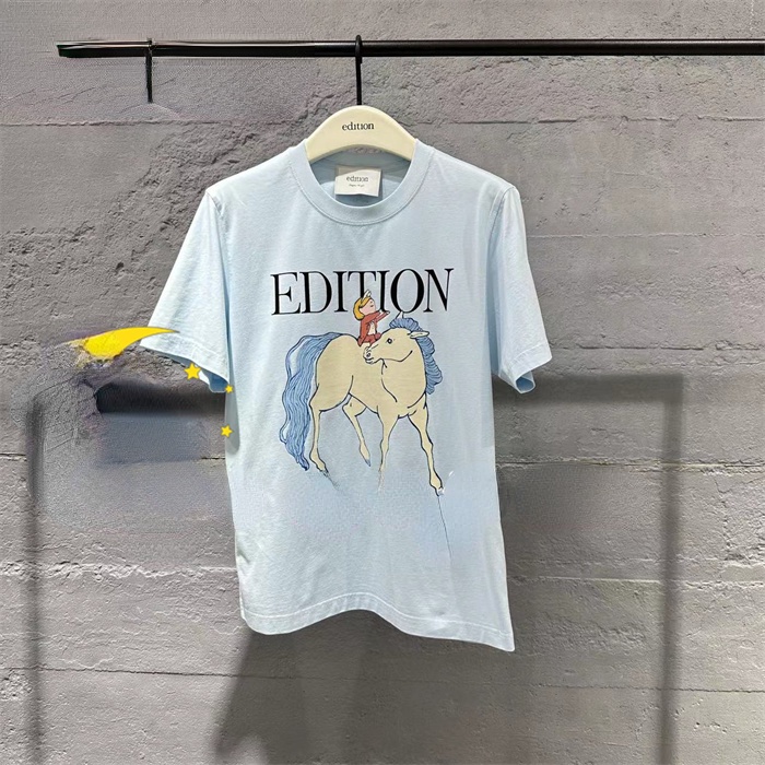 Moco edition ฤดูร้อนใหม่แฟชั่นลูกเรือคอพิมพ์เสื้อยืดแขนสั้นลําลองสําหรับบุรุษและสตรี EBC2TEE004-899