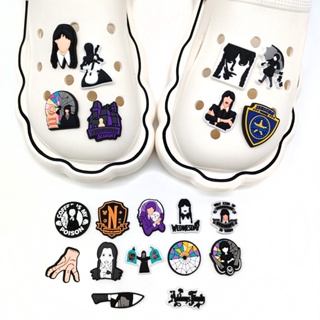 【ซีรีส์ Addams วันพุธร้อน】 Us รองเท้าแตะ Crocs แต่งหัวเข็มขัด PVC ลายการ์ตูนน่ารัก ถอดออกได้ สําหรับตกแต่งสวน DIY