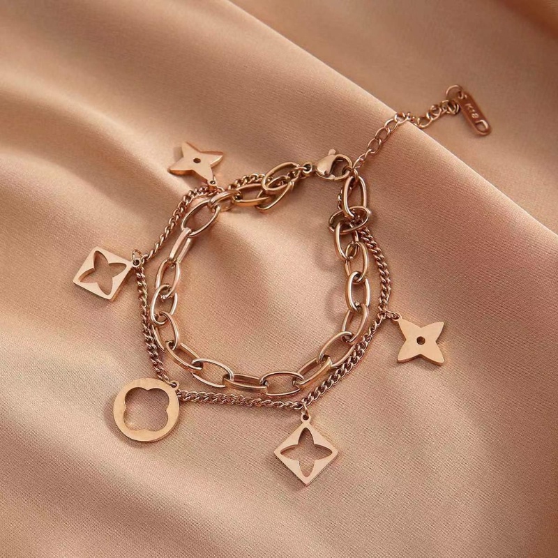 สร้อยข้อมือโซ่เหล็กไทเทเนียม สองชั้น จี้ใบโคลเวอร์สี่แฉก ประดับพู่ ไม่จางหาย สไตล์เกาหลี สําหรับผู้หญิง