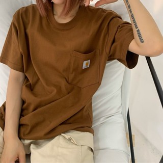 Carhartt เสื้อยืดแขนสั้น คอกลม ทรงหลวม พิมพ์ลายโลโก้ Carhartt ขนาดเล็ก สีพื้น สําหรับผู้ชาย และผู้หญิง