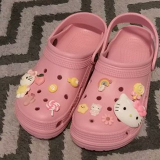 ชุดอุปกรณ์ตกแต่งรองเท้า Crocs Jibbitz การ์ตูนปิกาจู Hello Kitty สีรุ้ง Jibitz Charm Pin Brown Bear สําหรับเด็ก