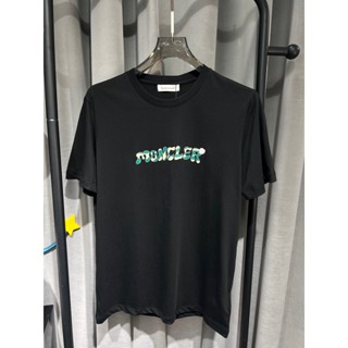 M0ncler ใหม่ เสื้อยืดแขนสั้น คอกลม ผ้าฝ้าย พิมพ์ลายโมโนแกรม สําหรับผู้ชาย S-4XL