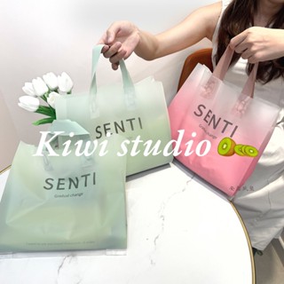 Kiwistudio 【แพ็คละ 50 ชิ้น】ถุงพลาสติก ไล่โทนสี สําหรับใส่เสื้อผ้า ช้อปปิ้ง ~ 1HCYK131