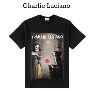 【พร้อมส่ง】Charlie Luciano เสื้อยืดลําลอง แขนสั้น ทรงหลวม ลายภาพประกอบ สไตล์แฟรี่ แฟชั่นฤดูร้อน สําหรับผู้ชาย และผู้หญิง