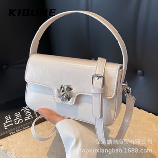 KIQUNE   กระเป๋าสะพาย ข้าง กระเป๋าผู้หญิงสะพายข้าง 2023 new  Chic สไตล์เกาหลี fashion Beautiful L91TN5Y 37Z230910