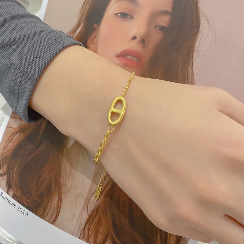 Cd ตัวอักษร 18K Gold สร้อยข้อมือเหล็กไทเทเนียมหญิงอินเทรนด์ High-End บุคลิกภาพสแตนเลสเครื่องประดับมือสาวอุปกรณ์เสริม