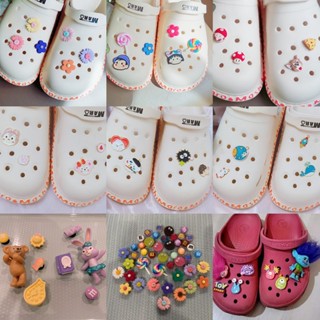 อุปกรณ์เสริม จี้การ์ตูนมอนสเตอร์ และหมี และกระต่าย สําหรับตกแต่งรองเท้า Crocs Stella Lou Mickey Jibbits Daisy Flower Jibits Croc Pin Pikachu Bear Jibitz สําหรับเด็ก