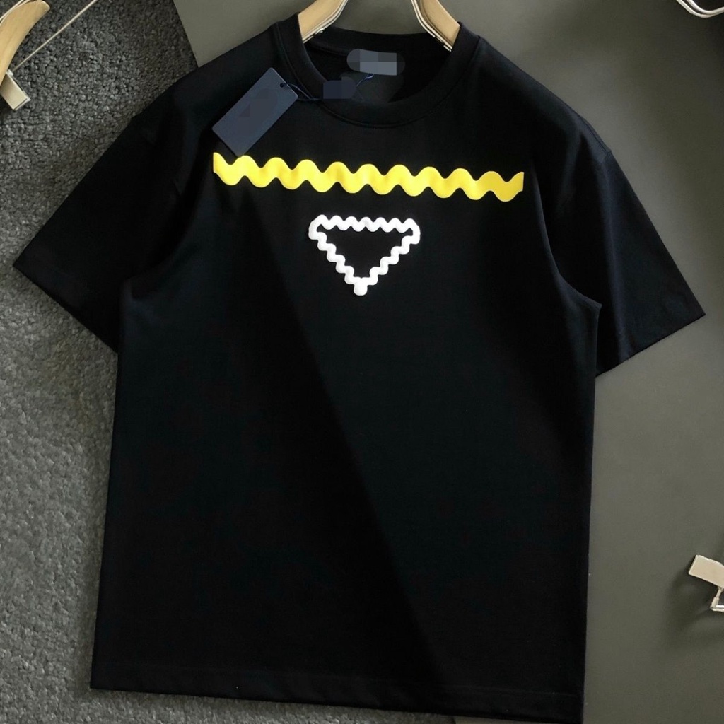 ใหม่ เสื้อยืดลําลอง แขนสั้น คอกลม พิมพ์ลายโลโก้สามเหลี่ยม ทรงหลวม สําหรับผู้ชาย และผู้หญิง 2023