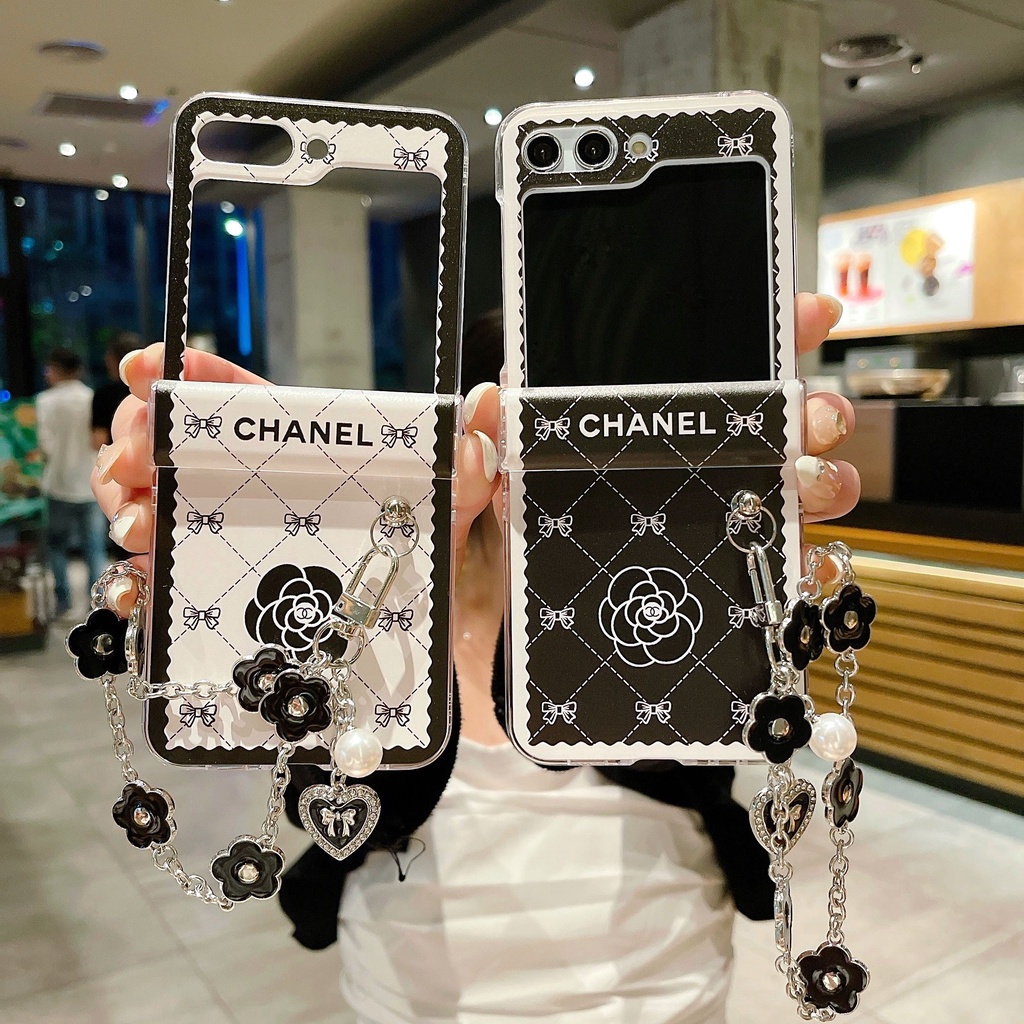 Flip 6 Samsung Galaxy Z Flip5 5G 3in1 แฟชั่นแบรนด์ camellia พร้อมสายโซ่ดอกไม้เคส PC Samsung Galaxy Z Flip 7 Flip4 hard กันกระแทกโทรศัพท์ความคิดสร้างสรรค์ฝาครอบ