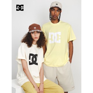 【พร้อมส่ง】DCSHOES ใหม่ เสื้อยืดลําลอง ผ้าฝ้าย แขนสั้น พิมพ์ลายโลโก้ อเนกประสงค์ แฟชั่นฤดูร้อน สําหรับคู่รัก