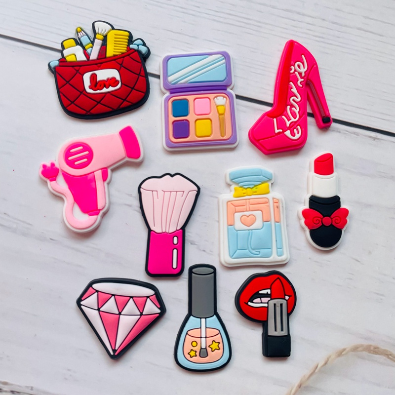 10 ชิ้น ตุ๊กตาบาร์บี้ ความงาม กล่องแต่งหน้า เครื่องมือ ลิปสติก น้ําหอม รองเท้าส้นสูง อุปกรณ์ด้านหลังแบน สําหรับ DIY หมวกกันน็อก กิ๊บติดผม อุปกรณ์ตกแต่ง