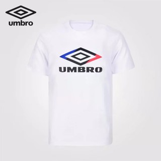 ใหม่ เสื้อกีฬาแขนสั้น พิมพ์ลายโลโก้ Umbro เรียบง่าย แฟชั่น สําหรับผู้ชาย UO212AP2561