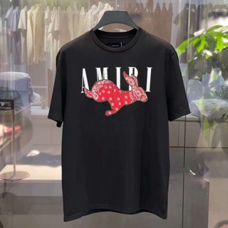 【พร้อมส่ง】AMIRI เสื้อยืดแขนสั้น พิมพ์ลายตัวอักษร กระต่าย สีดํา สําหรับผู้ชาย