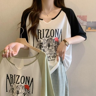 mimi&amp;didi*พร้อมส่ง*เสื้อยืด oversize แขนสั้น ดีไซน์คอวีเล็กๆเซ็กซี่ เสื้อผ้าสาวอวบ เสื้อพิมพ์ลายแฟชั่นเกาหลี#2428