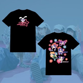 [100% Cotton]WEAR ARLO - NEW JEANS POWERPUFF GIRLS INSPIRED GRAPHIC TEE แฟชั่นแขนสั้นผ้าฝ้าย