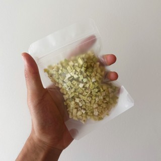 Freeze Dried Kiwi 20gกีวีฟรีซดราย ขนมนก หั่นฝอย จะมีเศษกีวี่ ผสมกับอาหาร นกกัดง่าย โดยเฉพาะนกขนาดเล็ก ขนมนกแก้ว อาหารนก1