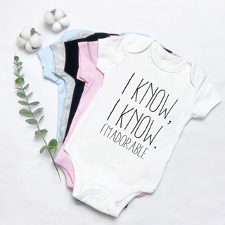 ชุดบอดี้สูท จั๊มสูท แขนสั้น ผ้าฝ้าย ลาย I Know I Know Im Adorable สีชมพู น่ารัก สําหรับเด็กทารกแรกเกิดผู้ชาย ผู้หญิง 0-24 เดือน 67NV