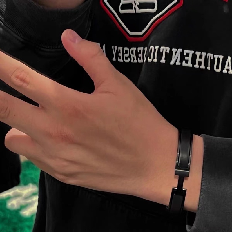 High-End ประณีตอารมณ์ H ตัวอักษรสร้อยข้อมือเหล็กไทเทเนียมสีดํา All-Match High-End สร้อยข้อมือสแตนเลส ราคา ถูกที่สุด ดีลบีเคเค แกลเลอรีภาพที่ 3