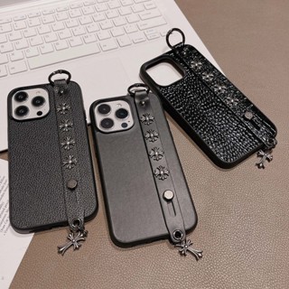 เคสโทรศัพท์มือถือหนัง ป้องกันเต็มเครื่อง ประดับจี้ไม้กางเขน พร้อมสายคล้องข้อมือ สีดํา หรูหรา สําหรับ iPhone 14ProMax 13 12 11 XSMax XR 7P