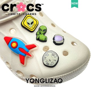 Jibbitz จี้รูปจรวดเอเลี่ยน มีไฟ LED อุปกรณ์เสริม สําหรับตกแต่งรองเท้า crocs DIY