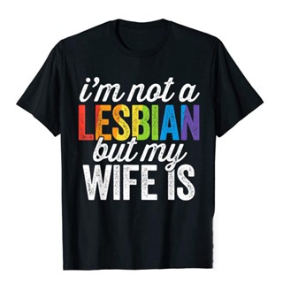 【Fashion】เสื้อยืดผ้าฝ้าย เสื้อยืด ผ้าฝ้าย พิมพ์ลาย Im Not A Lesbian But My Wife Is Funny Lesbian LGBT สําหรับผู้ชาย Tee