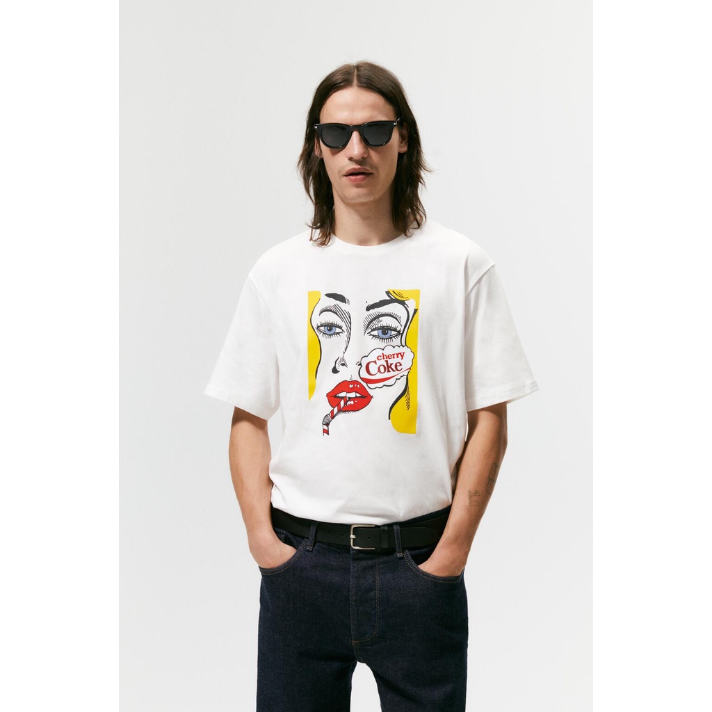 เสื้อยืดแขนสั้นZara แบรนด์เนม สําหรับผู้ชาย © เสื้อยืด พิมพ์ลาย Coca Cola Cherry Cola 00962303251S-5