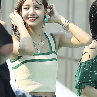 She Saiid lisa เสื้อตัวเดียวกันของเกาหลี รูปร่างผอมบาง ผ้าถักเสื้อกั๊ก ช่วงฤดูร้อน