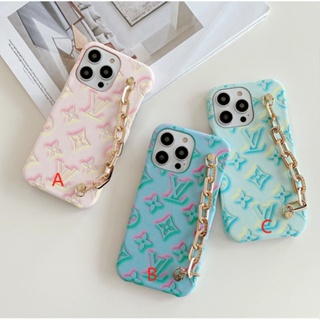 พร้อมส่ง เคสโทรศัพท์มือถือ ลายนูน LV พร้อมสร้อยข้อมือ สําหรับ iphone 14 13 14promax 13 13pro 13promax 12 11 promax