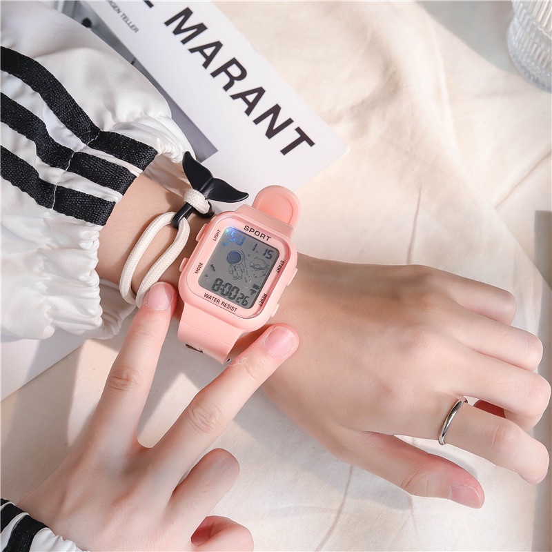 นาฬิกาข้อมือดิจิทัล สายยาง หน้าปัดสี่เหลี่ยม เรืองแสง ลายนักบินอวกาศ เหมาะกับเล่นกีฬากลางแจ้ง แฟชั่นสําหรับเด็กผู้ชาย และเด็กผู้หญิง - รูปที่ 6