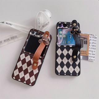 เคสโทรศัพท์มือถือหนัง PU ฝาพับ ลายตาราง ประดับเพชร พร้อมสายคล้องข้อมือ หรูหรา สําหรับ Samsung Galaxy Z Flip 5 Z Flip 5