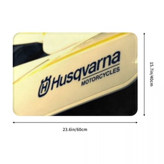 ใหม่ Husqvarna พร้อมส่ง พรมเช็ดเท้า ผ้าสักหลาด ลายโลโก้รถจักรยานยนต์ กันลื่น ดูดซับน้ําได้ดี แห้งเร็ว 16x24 นิ้ว สําหรับห้องน้ํา ห้องนั่งเล่น โซฟา ห้องนอน