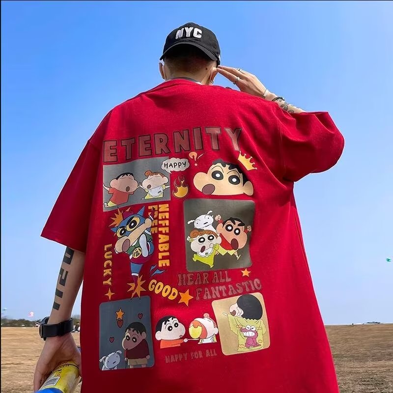 2024เสื้อยืดแขนสั้น ทรงหลวม พิมพ์ลายการ์ตูนชินจัง สวมใส่สบาย แฟชั่นฤดูร้อน สไตล์ญี่ปุ่น สําหรับผู้ชาย