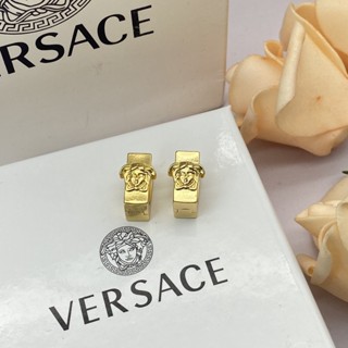 เครื่องประดับ ต่างหูสตั๊ด เหล็กไทเทเนียม รูปโลโก้ตัวอักษร Versace แฟชั่นสําหรับผู้หญิง