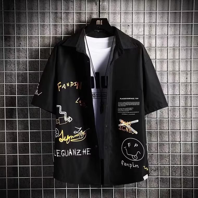 เสื้อเชิ้ตแขนห้าส่วน พิมพ์ลายกราฟฟิติ ทรงหลวม ขนาดใหญ่ สีกากี สไตล์ญี่ปุ่น สําหรับผู้ชาย 2023
