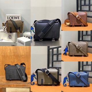 พรี​ ราคา10400 Loewe Military Messenger Xs Bag 66046 หนังวัว กระเป๋าสะพายข้าง  กระเป๋าสะพาย23*18*9cm