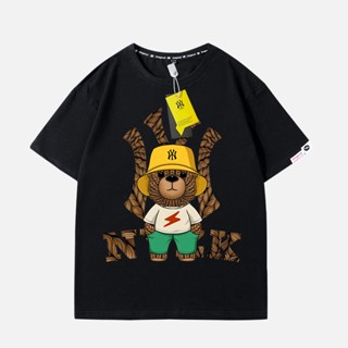 Nyzk Co-Branded ใหม่ เสื้อยืดลําลอง ผ้าฝ้ายแท้ แขนสั้น พิมพ์ลายหมี สไตล์สตรีท เหมาะกับฤดูร้อน สําหรับคู่รัก