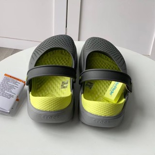 Crocs รองเท้าแตะลําลอง กันลื่น เหมาะกับเดินชายหาด สําหรับผู้ชาย และผู้หญิง