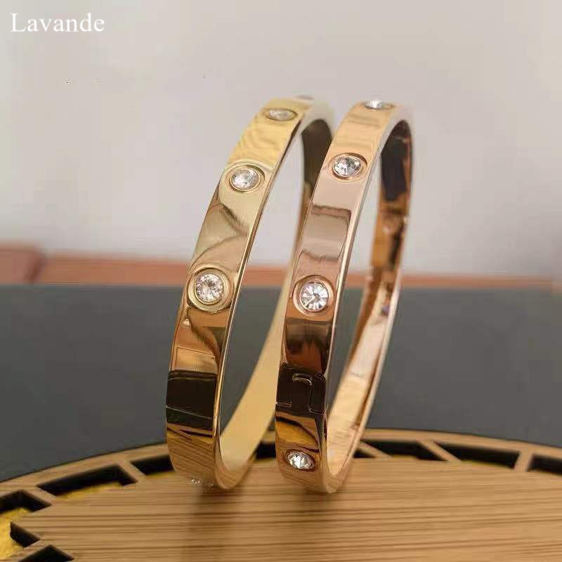 [LAVANDE] ไทเทเนียมเหล็กสามารถอาบน้ําเรียบง่ายใจกว้างแสงหรูหราแฟชั่นระดับไฮเอนด์เพชรเรียงรายเหล็กไทเทเนียมเงาอินสร้อยข้อมือกุหลาบไม่จางหาย ส1z5
