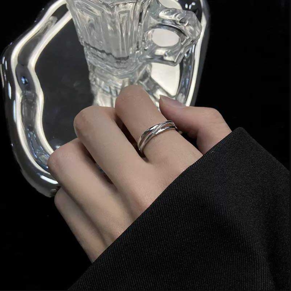 แหวนหมั้นแต่งงาน เหล็กไทเทเนียม สีเงิน เรียบง่าย หรูหรา เครื่องประดับแฟชั่นผู้ชาย