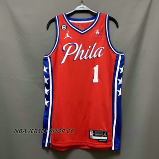 【คุณภาพสูง】ใหม่ ของแท้ ฟิลาเดลเฟีย NBA 2022-23 76ers สําหรับผู้ชาย #1 เสื้อกีฬาแขนสั้น ลายทีม James Harden Statement Edition สีแดง