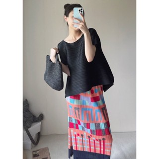 [เสื้อผ้าผู้หญิง โชคดี] กระโปรงพลีท แขนสั้น ทรงตรง พิมพ์ลายดอกลิลลี่ สีขาว