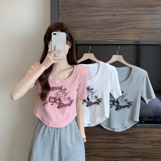 [พร้อมส่ง] เสื้อยืดคอกลม แขนสั้น พิมพ์ลาย ทรงไม่สมมาตร แฟชั่นฤดูร้อน สําหรับผู้หญิง