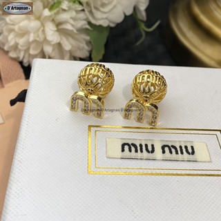 {Boutique พร้อมส่ง} MIU ใหม่ ต่างหูโลหะ ชุบทอง 925 รูปลูกบอลกลวง ประดับคริสตัลเทียม (1.5X2 ซม.) คุณภาพสูง แฟชั่นสไตล์เกาหลี เรโทร 2023 ผู้หญิง A1526 Earrings ทรงปักขิ้น ทองคำ หินประดับ สวยงาม แฟชั่น