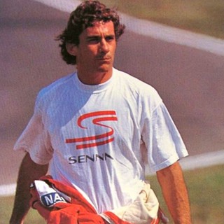 เสื้อยืด พิมพ์ลาย Brazilian Formula One Driver Ayrton Senna F1 2D สไตล์เรโทร สําหรับผู้ชาย และเด็กผู้หญิง