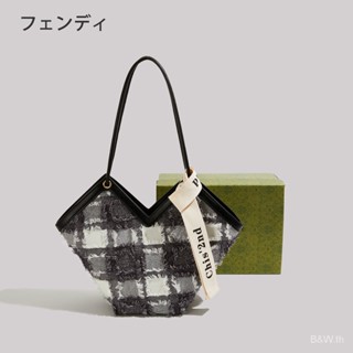 Japan Fendi กระเป๋าสะพายไหล่ ประดับพู่ ขนาดเล็ก ไฮเอนด์ สําหรับผู้หญิง 2023 M4IH