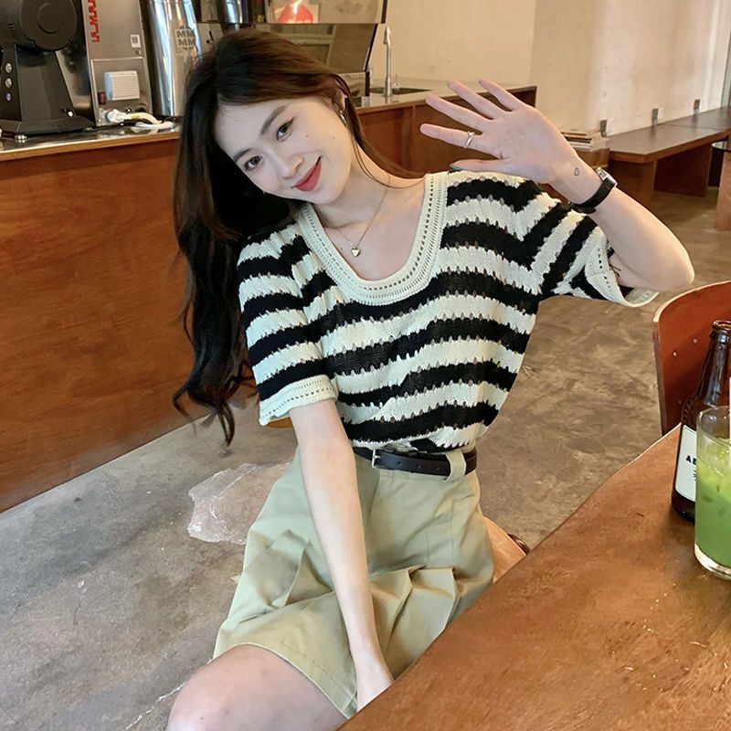 Bee เสื้อถักลายผู้หญิงเสื้อยืดแขนสั้นแบบหลวม ๆ แบบใหม่