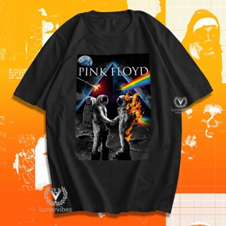 【hot sale】เสื้อยืด พิมพ์ลายนักบินอวกาศ วงร็อคเมทัล วงดนตรี Floyd The Moon สีชมพู A401