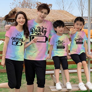 Daddy Mommy Daughter Son เสื้อมัดย้อม จับคู่สี แบตเตอรี่ต่ํา และแบตเตอรี่ชาร์จ มัดย้อม เสื้อยืด เสื้อครอบครัว เสื้อมัดย้อม เสื้อมัดย้อม สําหรับครอบครัว