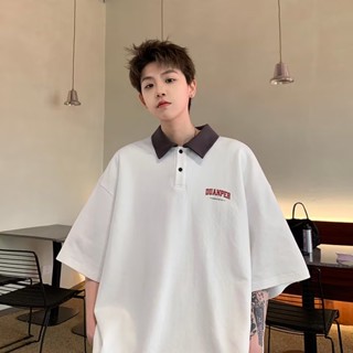 เสื้อโปโลแขนสั้นลําลอง ทรงหลวม แบบเรียบง่าย แฟชั่นฤดูร้อน สไตล์อเมริกันเรโทร สําหรับผู้ชาย