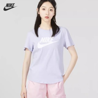 【พร้อมส่ง】ของแท้ 100% NIKE เสื้อยืดลําลอง แขนสั้น คอกลม พิมพ์ลายโลโก้ NIKE แนวคลาสสิก สําหรับสตรี DX7907-100-536